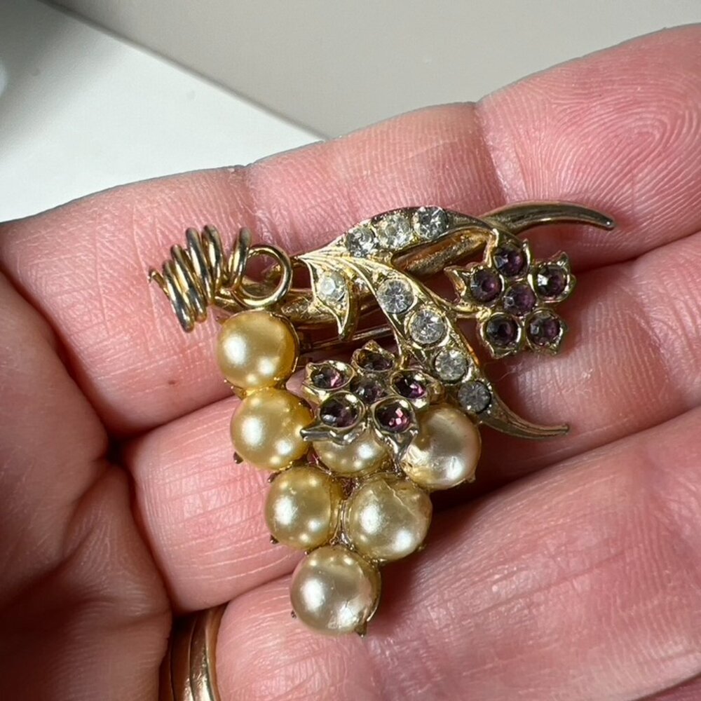 Vintage Coro Pearl & Rhinestone Brooch‎